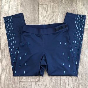 Nike PRO Capri Leggings ~ Size Small💙